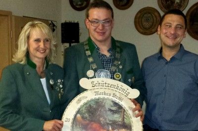 Schützenkönige Markus Strobl, Regina Schrembs und Anna Späth mit 2. Schützenmeister Thomas Kohl